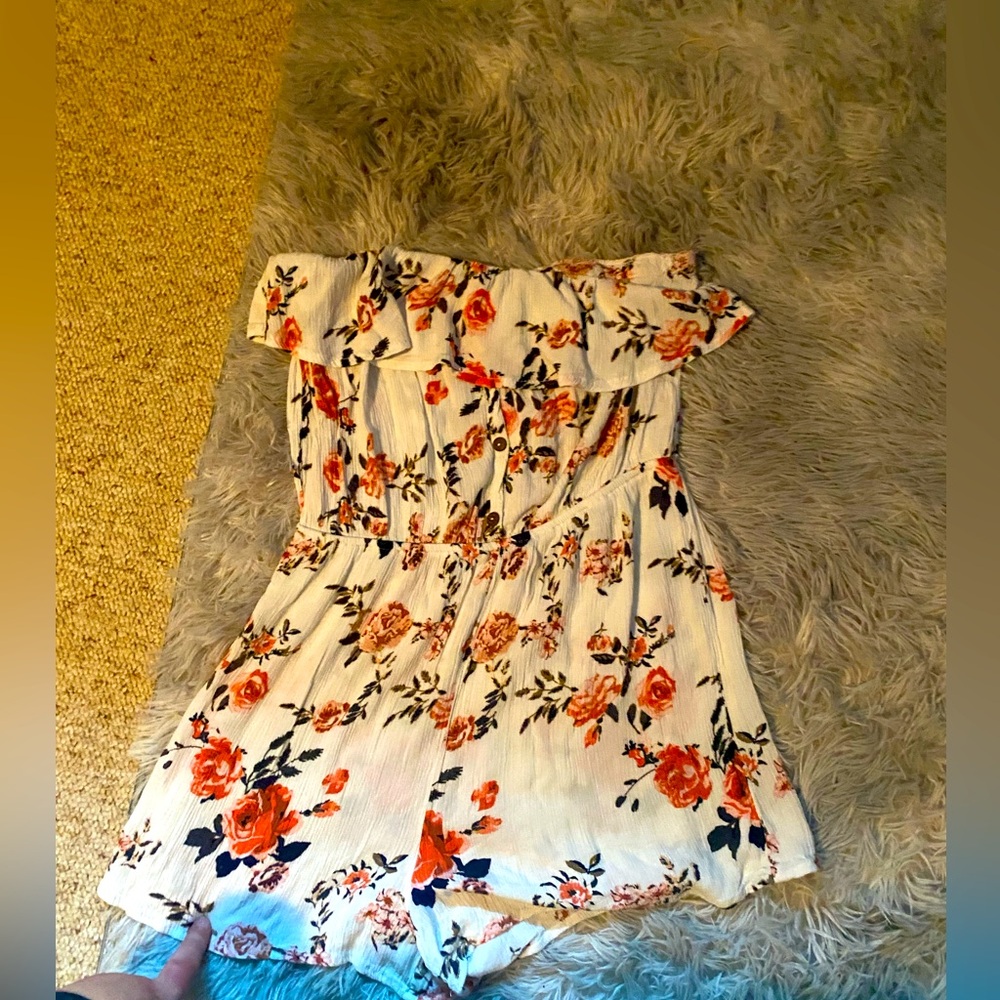 Women’s med Romper white, summer floral pattern, Rue 21.